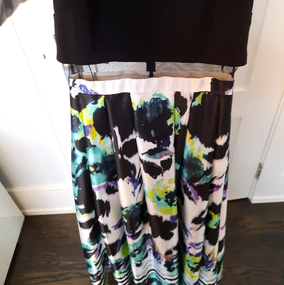 Black and floral dress with pockets at the side - Picture 2 of 8